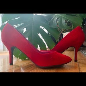 Red Velvet Pumps 👠
